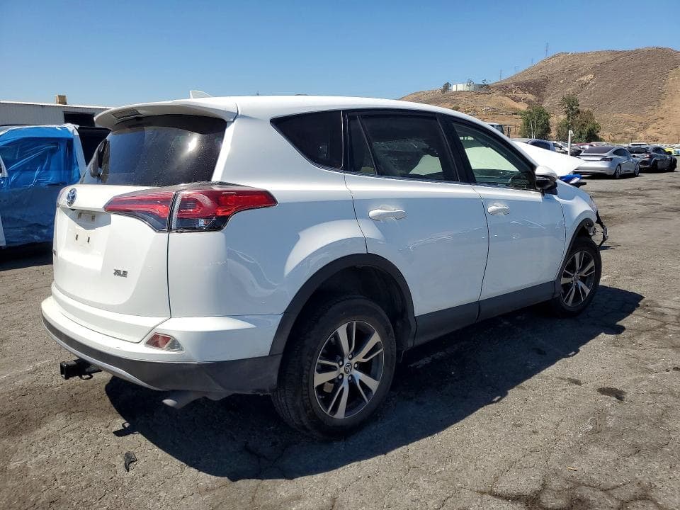 2018 TOYOTA RAV4 XLE 3