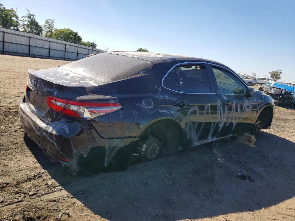 2018 TOYOTA CAMRY SE 3