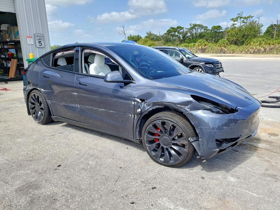 2023 TESLA MODEL Y 4