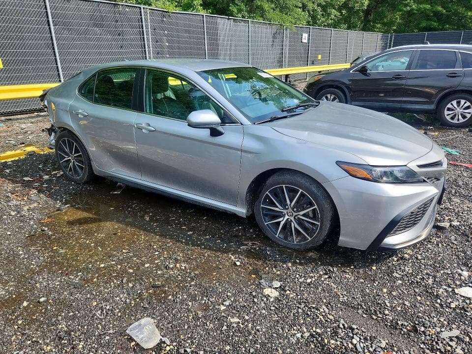 2021 TOYOTA CAMRY SE 4