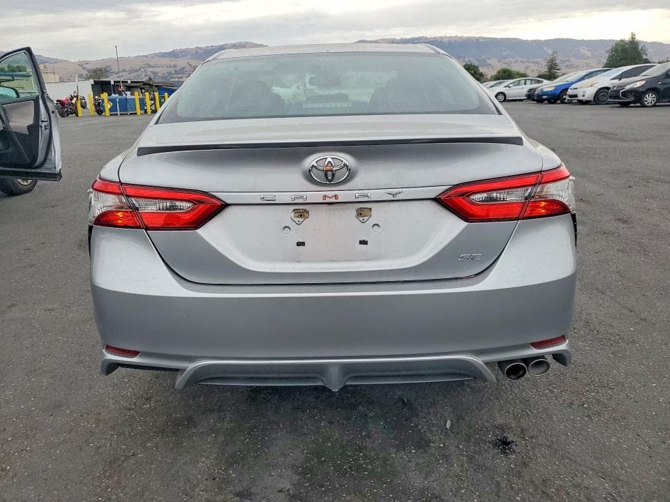 2018 TOYOTA CAMRY SE 6
