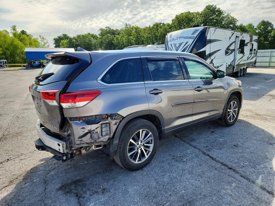 2018 TOYOTA HIGHLANDER XLE 3