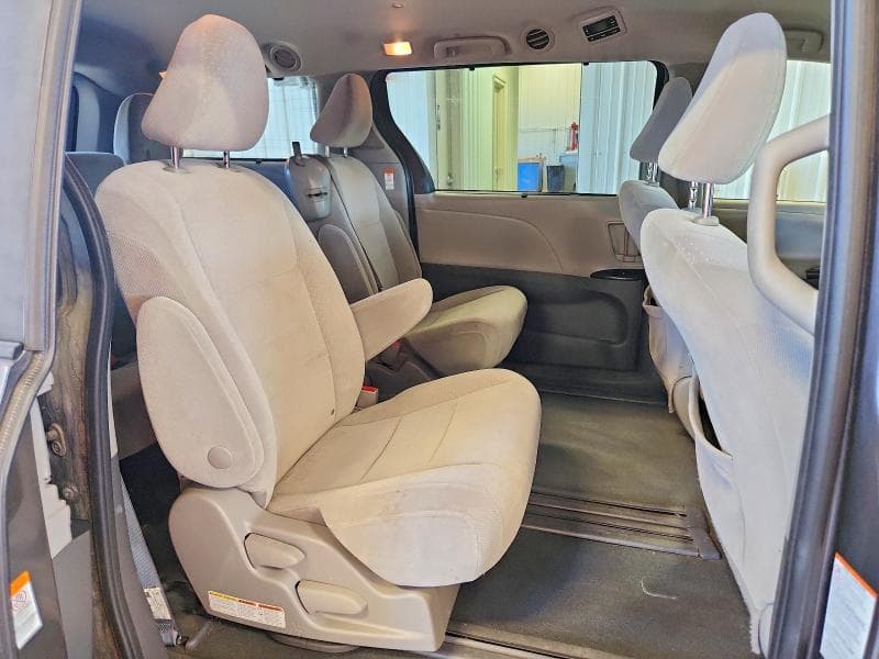 2020 TOYOTA SIENNA LE LE 11