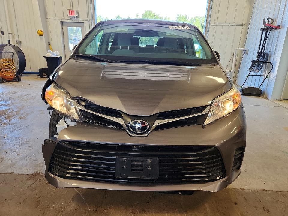 2020 TOYOTA SIENNA LE LE 5