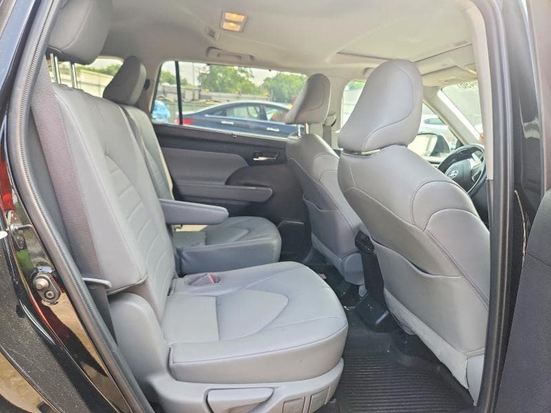 2021 TOYOTA HIGHLANDER XLE 11