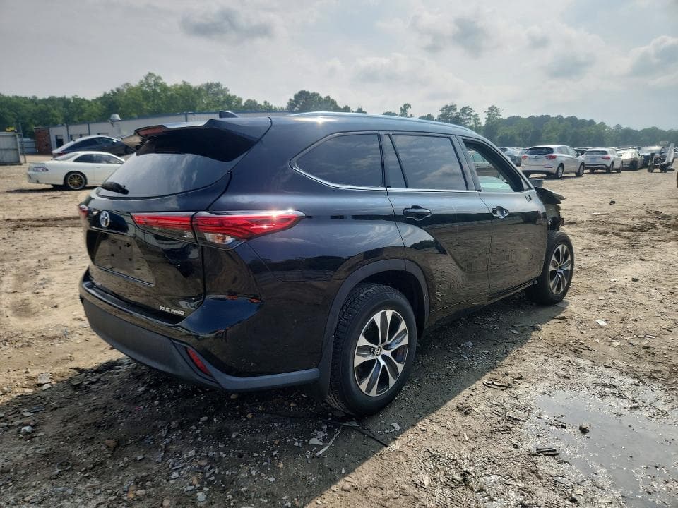 2021 TOYOTA HIGHLANDER XLE 3