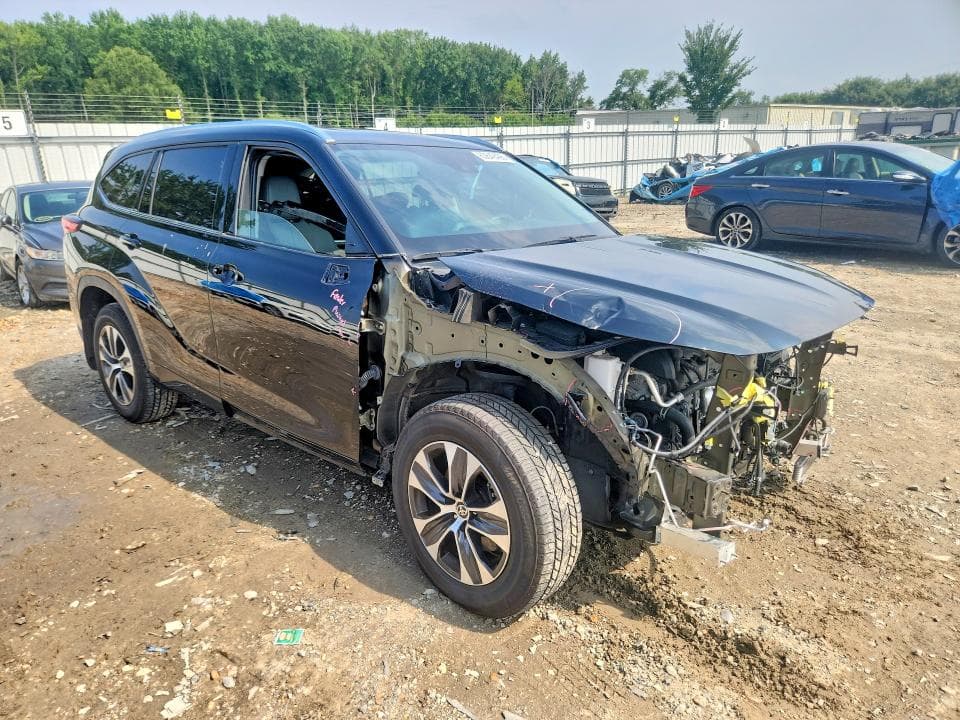 2021 TOYOTA HIGHLANDER XLE 4