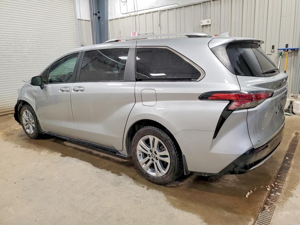 2023 TOYOTA SIENNA PLATINUM 7-PASSENGER 2