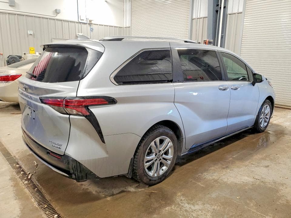 2023 TOYOTA SIENNA PLATINUM 7-PASSENGER 3