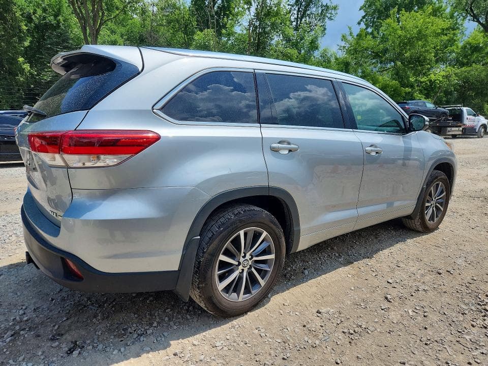 2017 TOYOTA HIGHLANDER XLE 3