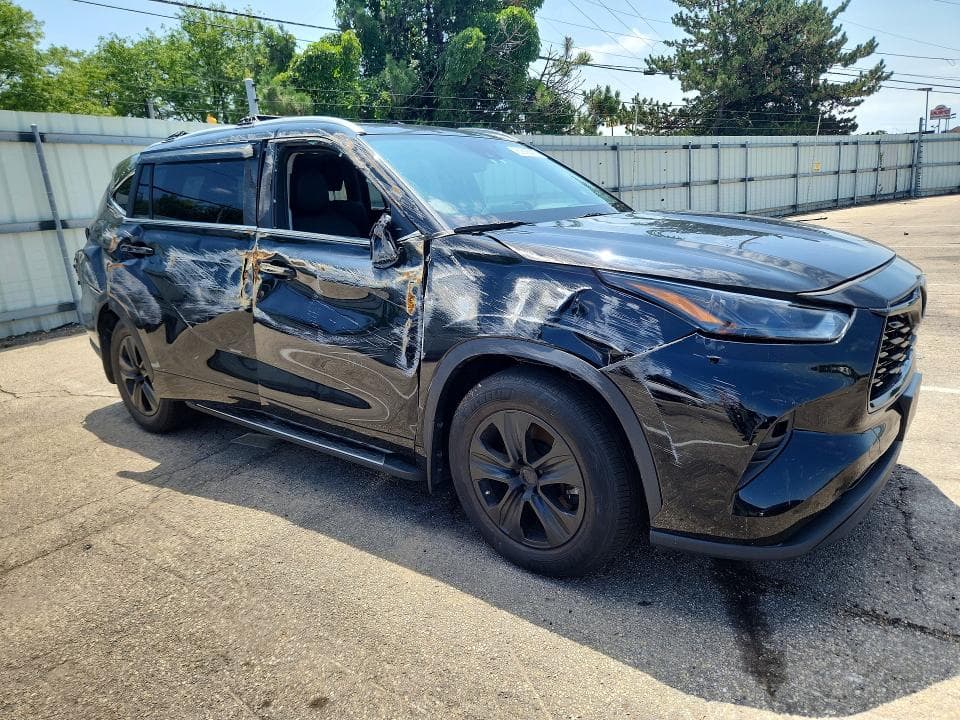 2023 TOYOTA HIGHLANDER XLE 4