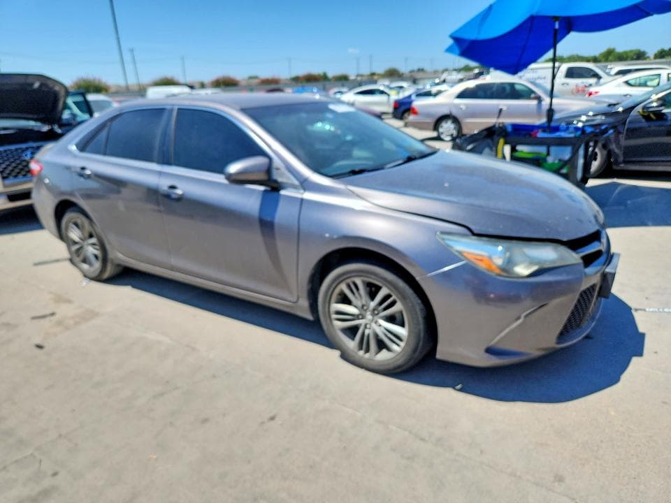 2017 TOYOTA CAMRY SE 4