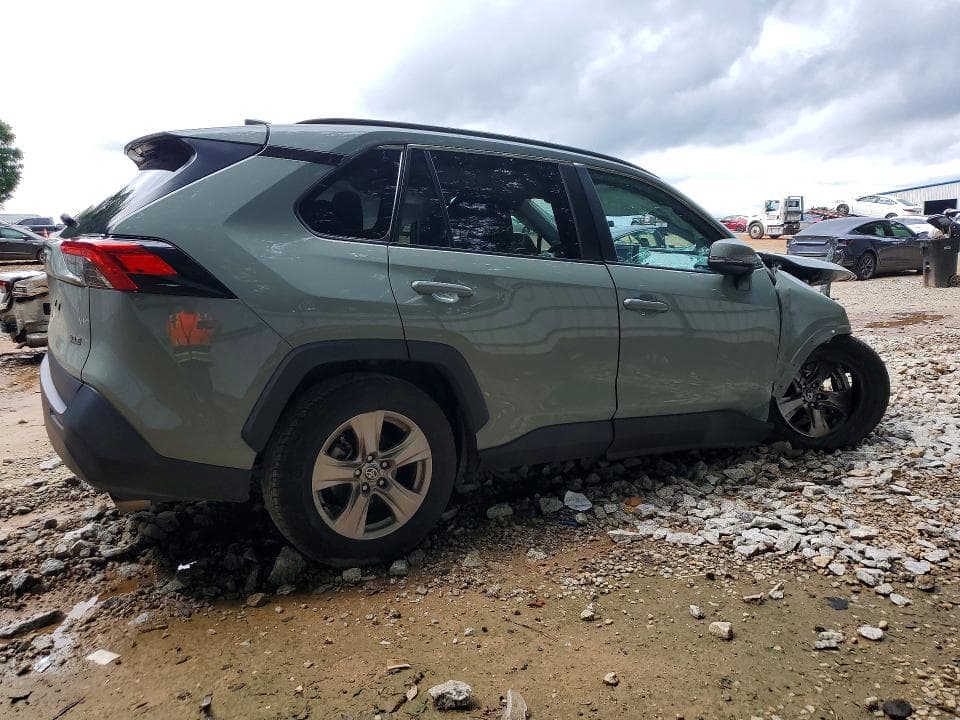 2022 TOYOTA RAV4 XLE 3