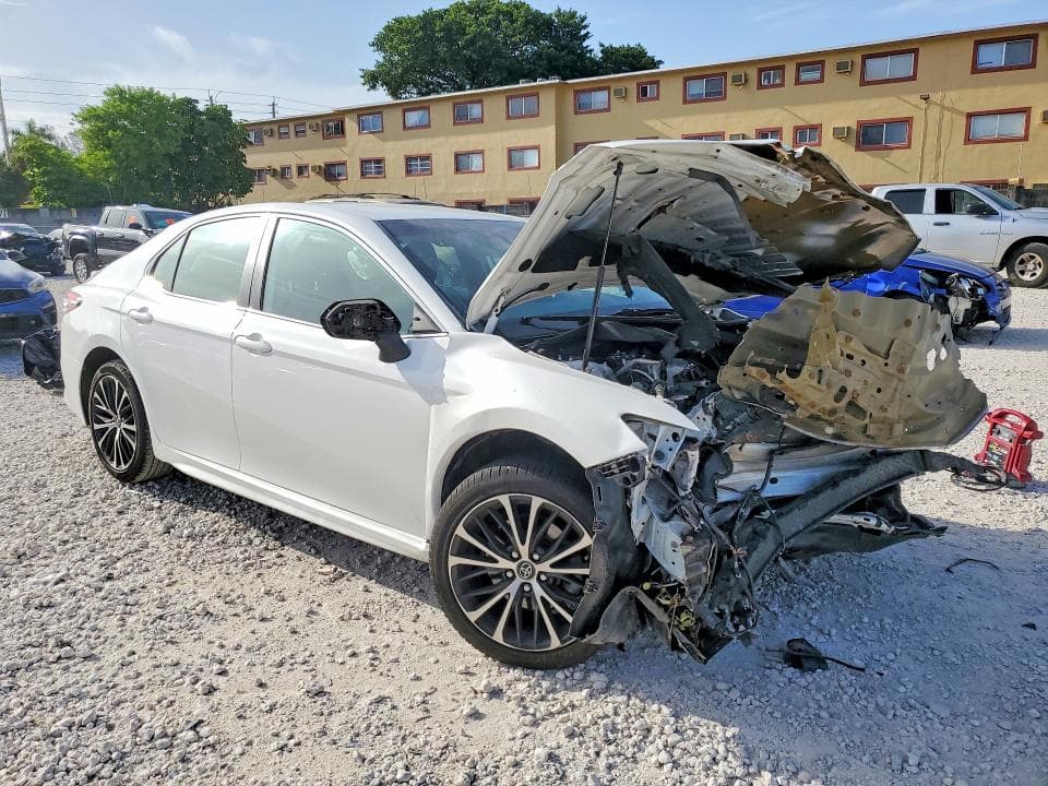 2020 TOYOTA CAMRY SE 4