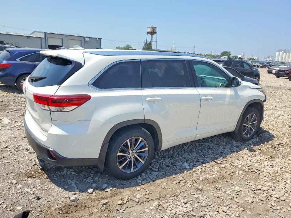2017 TOYOTA HIGHLANDER XLE 3