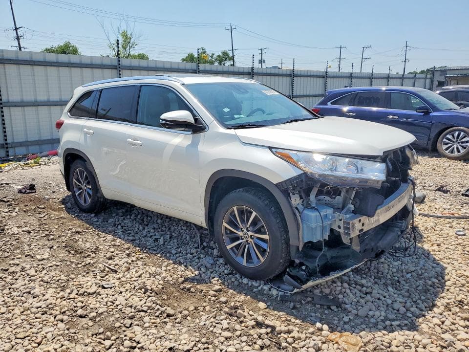 2017 TOYOTA HIGHLANDER XLE 4