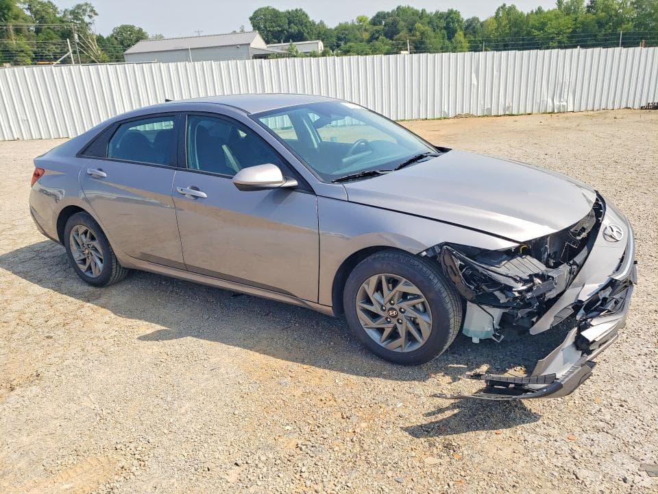 2024 HYUNDAI ELANTRA SEL 4