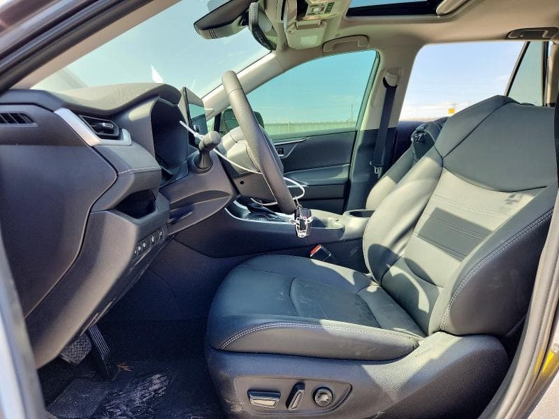 2025 TOYOTA RAV4 XLE PREMIUM 8