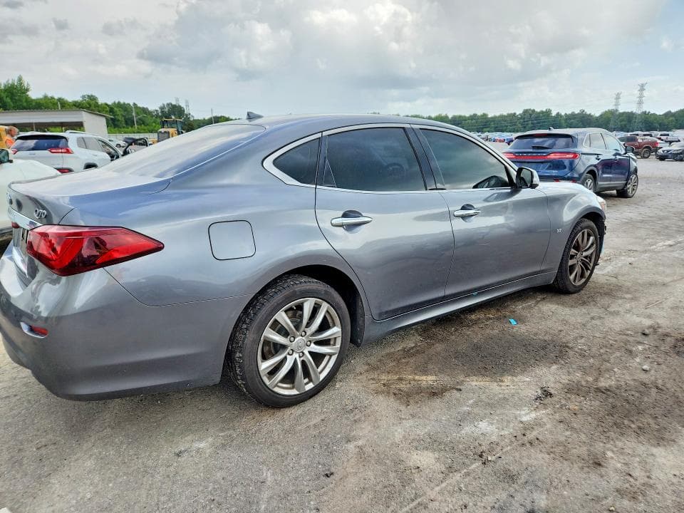 2017 INFINITI Q70 3.7 3