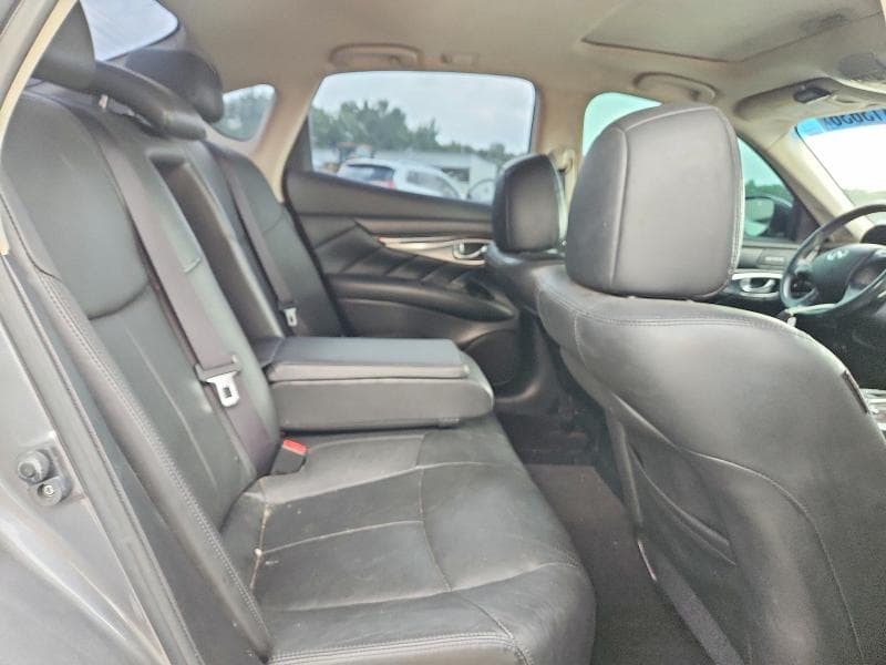 2017 INFINITI Q70 3.7 10