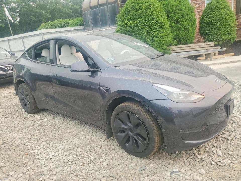 2025 TESLA MODEL Y 4