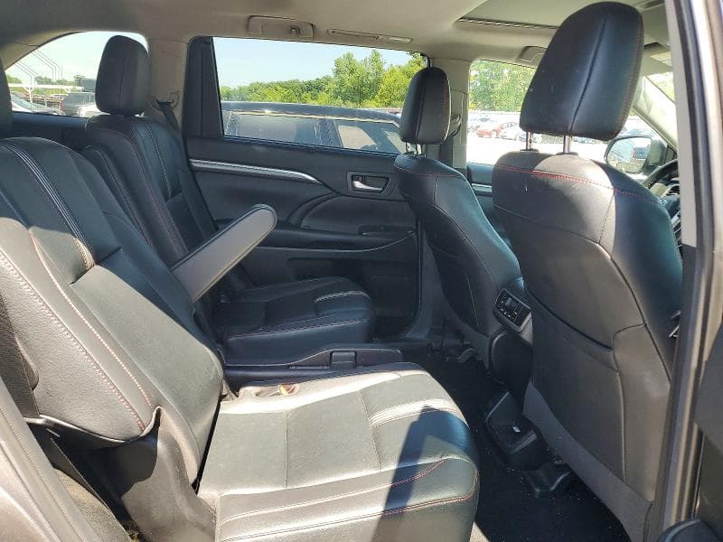 2019 TOYOTA HIGHLANDER SE 11