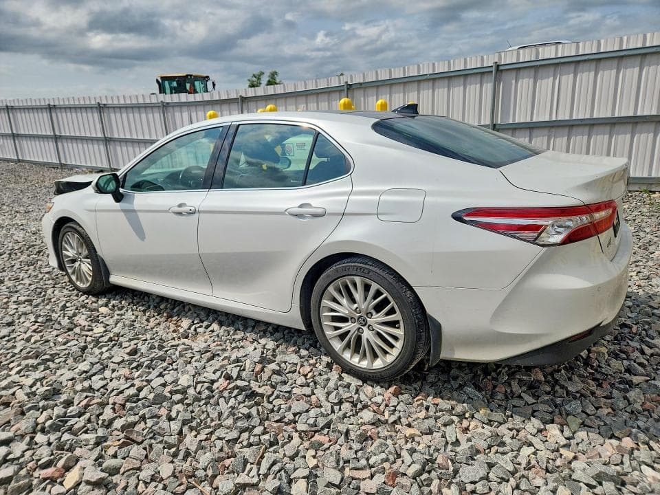 2018 TOYOTA CAMRY XLE 2