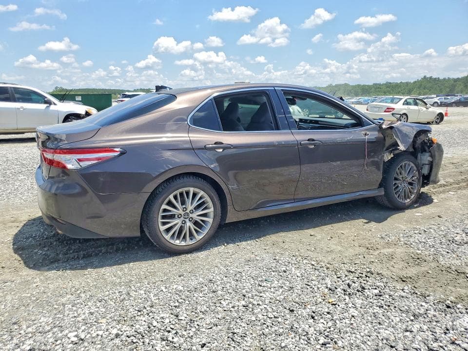 2019 TOYOTA CAMRY XLE 3