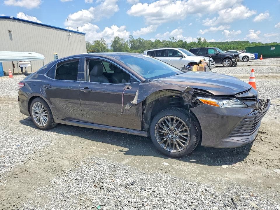 2019 TOYOTA CAMRY XLE 4