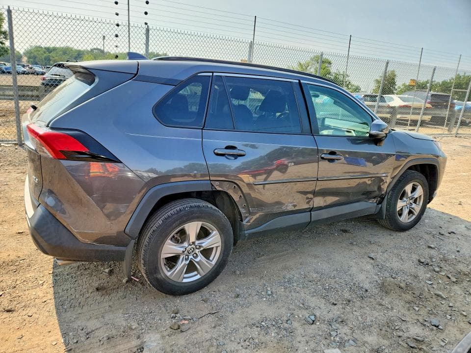 2022 TOYOTA RAV4 XLE 3