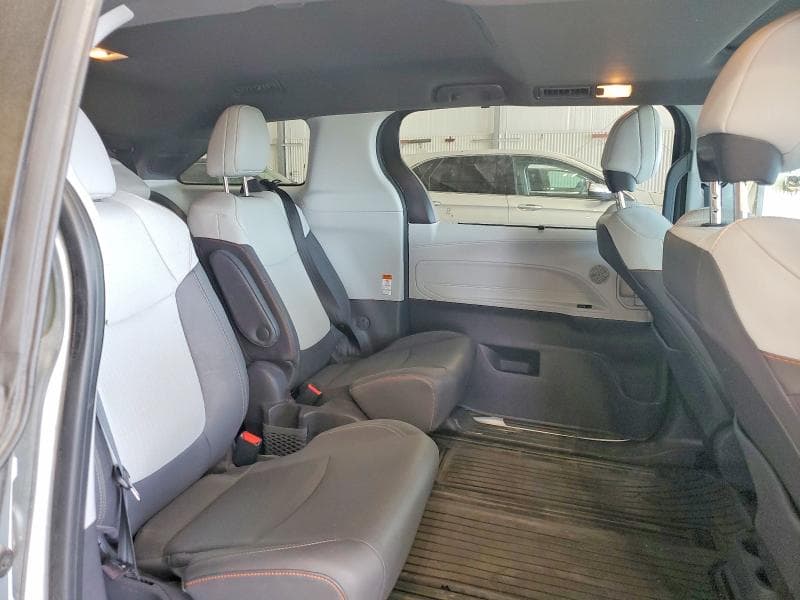2021 TOYOTA SIENNA XSE 11