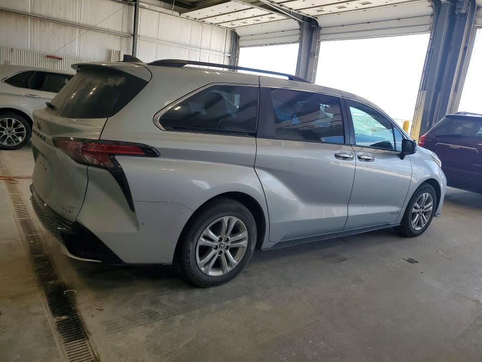 2021 TOYOTA SIENNA XSE 3