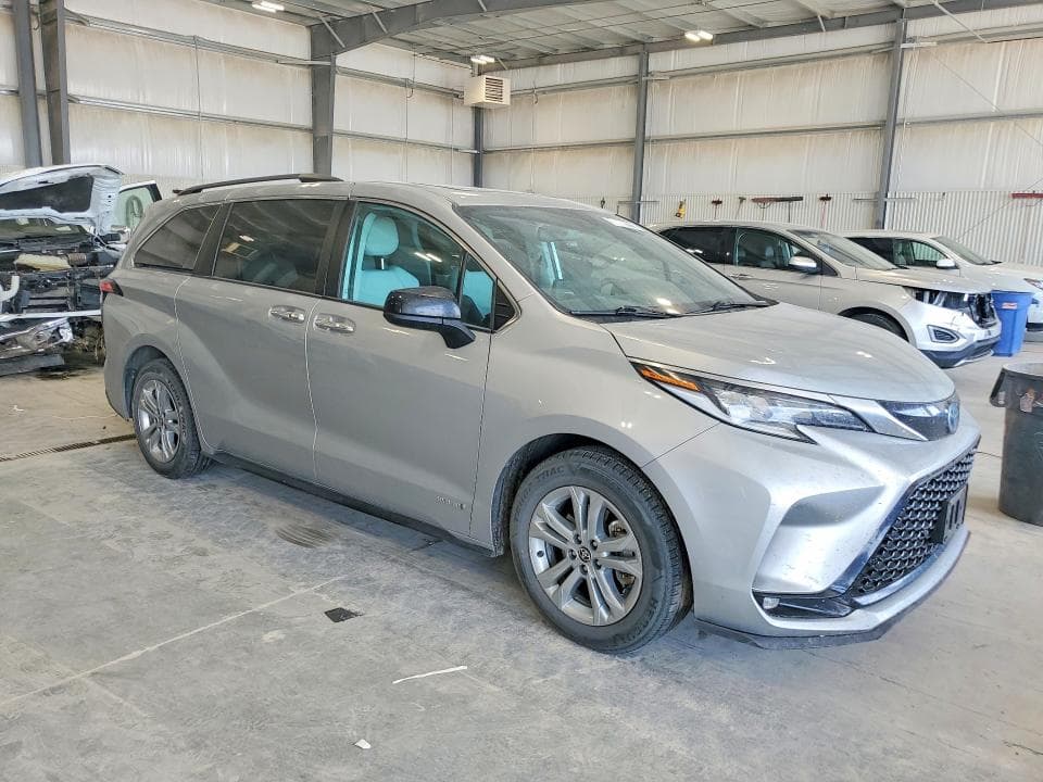 2021 TOYOTA SIENNA XSE 4
