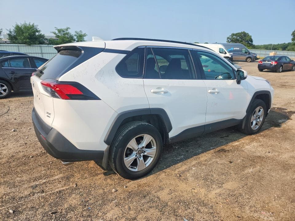 2021 TOYOTA RAV4 XLE 3