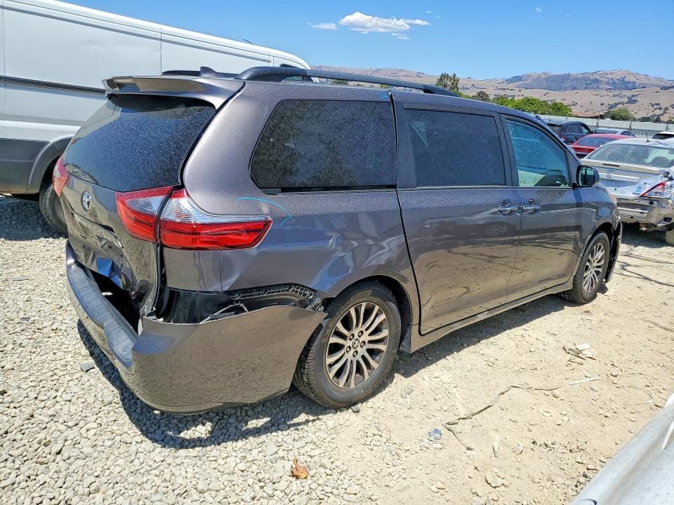 2020 TOYOTA SIENNA XLE 8-PASSENGER 3