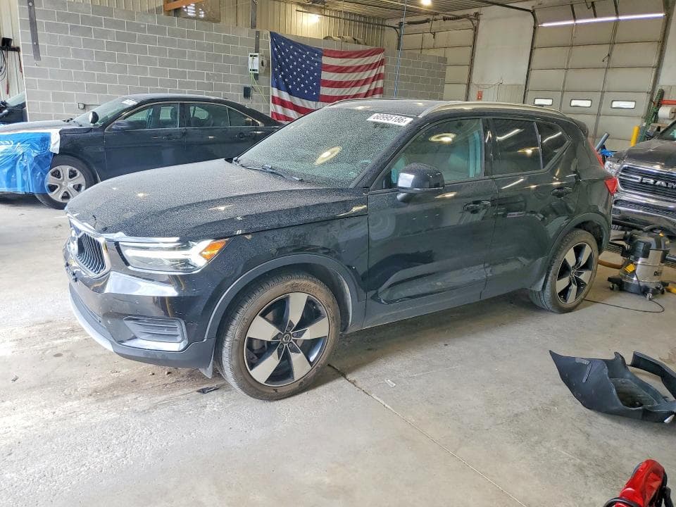 2020 VOLVO XC40 T5 MOMENTUM - 1
