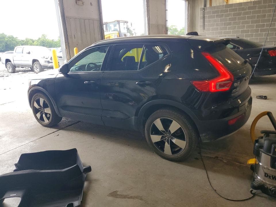 2020 VOLVO XC40 T5 MOMENTUM 2