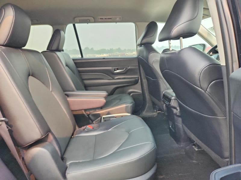 2025 TOYOTA GRAND HIGHLANDER XLE 10