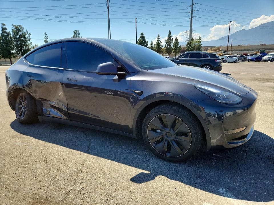2025 TESLA MODEL Y 4
