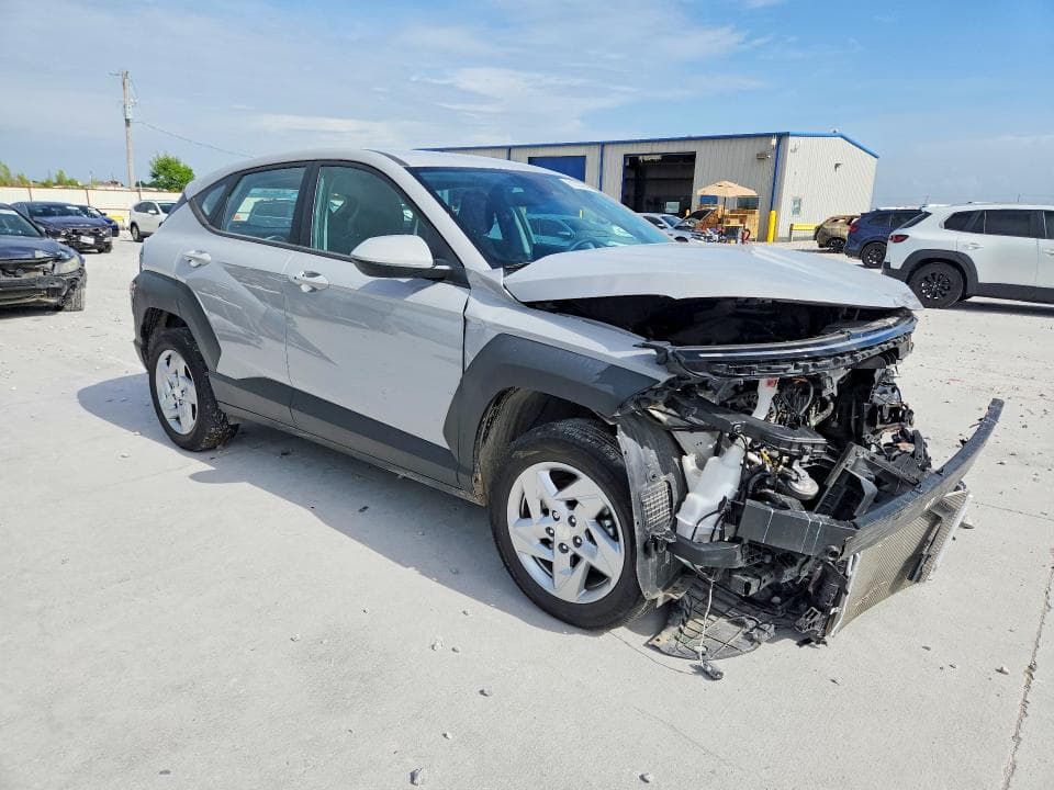 2024 HYUNDAI KONA SE 4