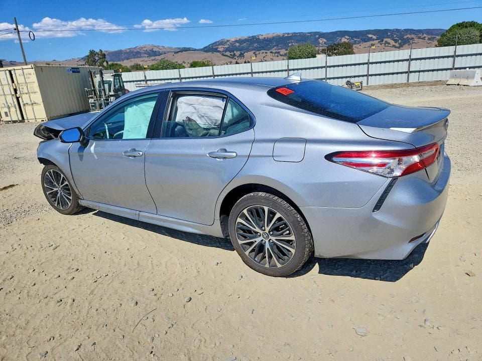 2020 TOYOTA CAMRY SE 2