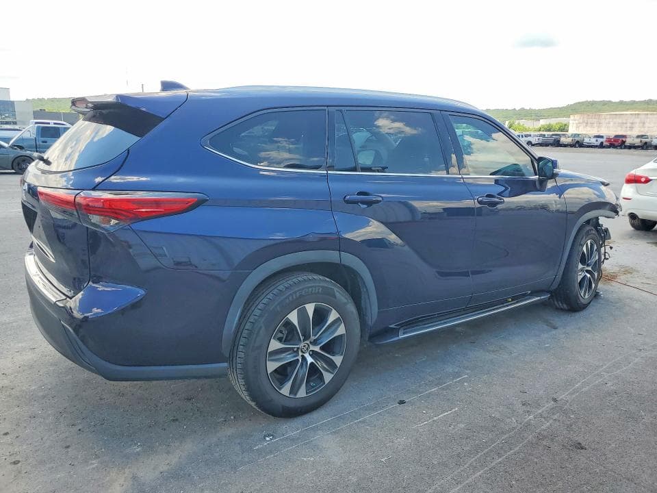 2021 TOYOTA HIGHLANDER XLE 3
