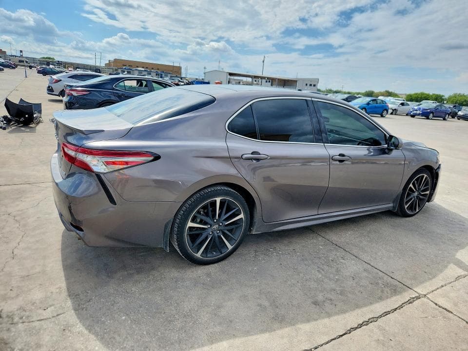 2018 TOYOTA CAMRY XSE 3
