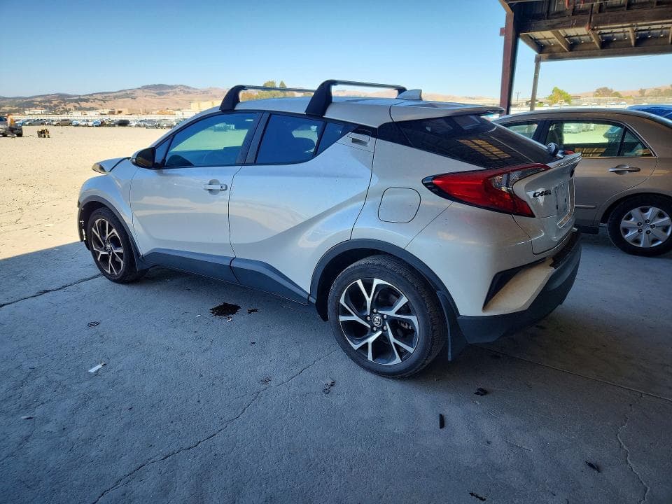 2022 TOYOTA C-HR XLE 2