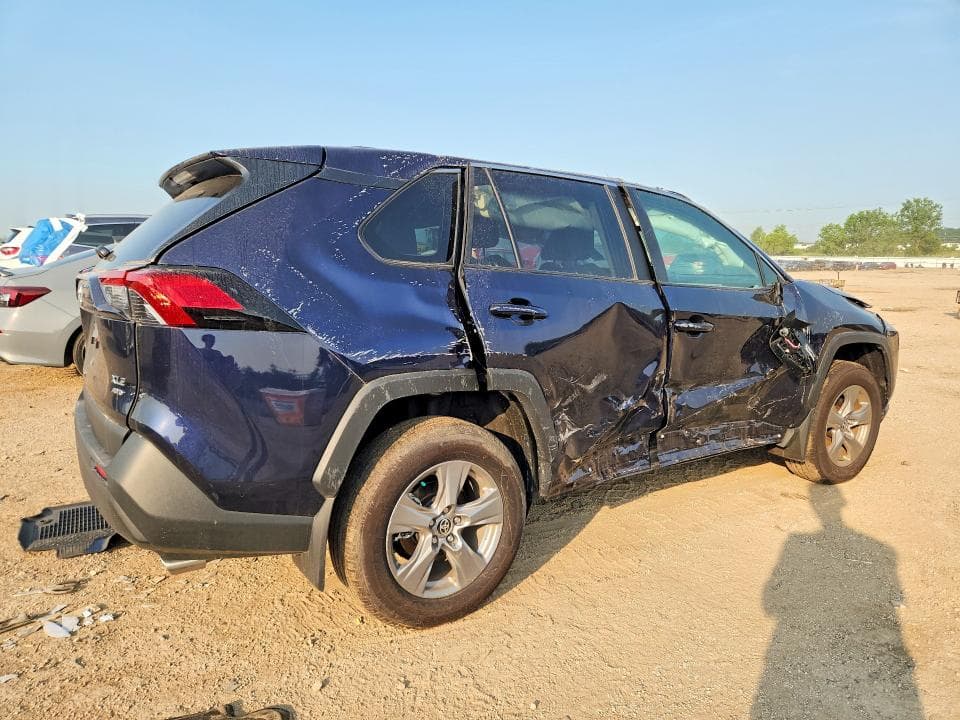 2025 TOYOTA RAV4 XLE 3