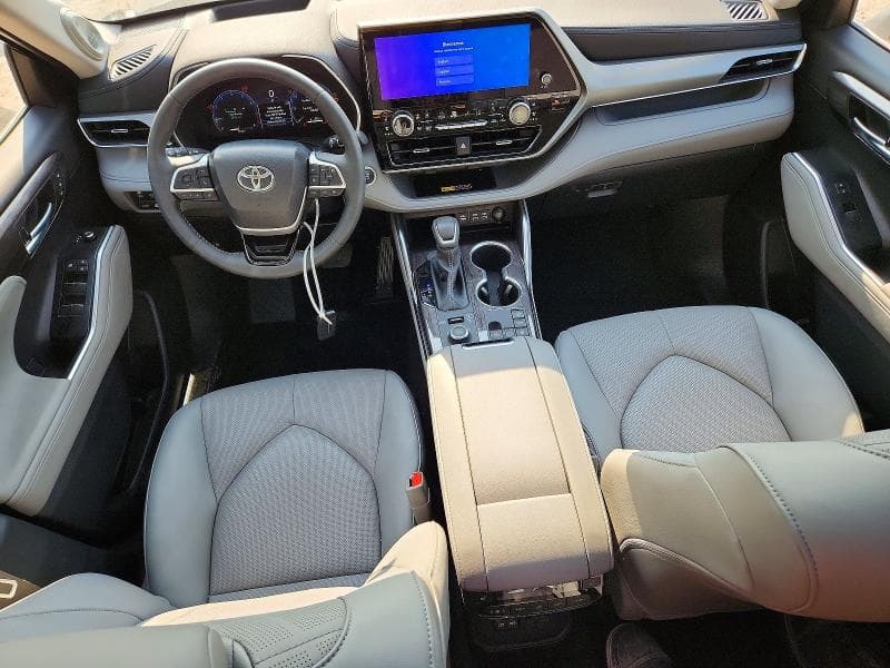 2026 TOYOTA HIGHLANDER PLATINUM 8