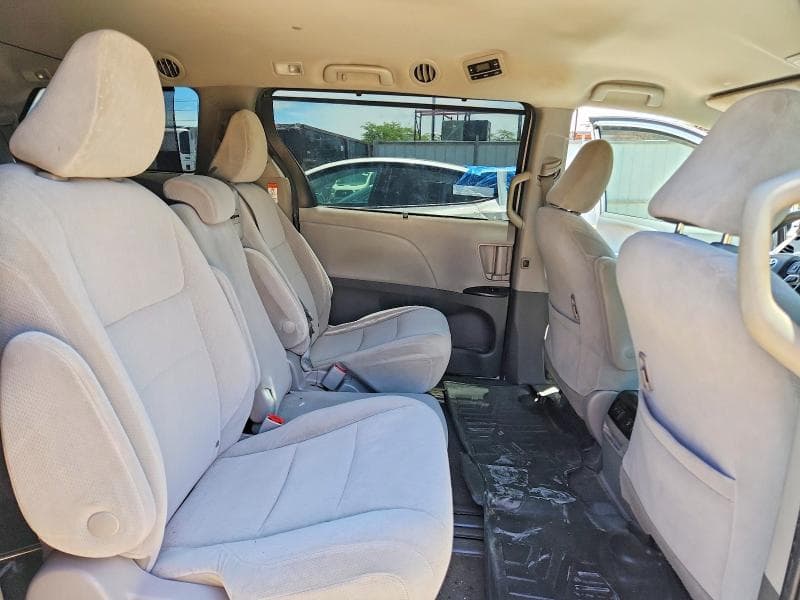2020 TOYOTA SIENNA LE 11