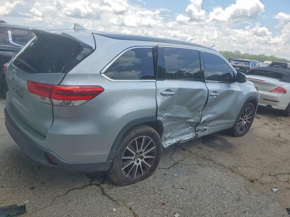 2017 TOYOTA HIGHLANDER SE 3