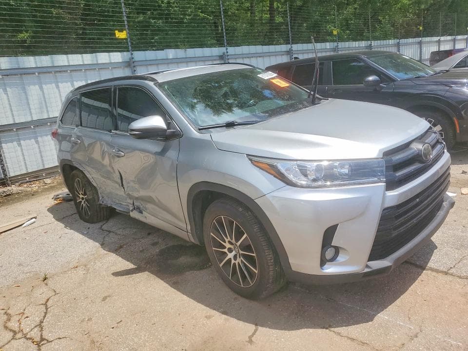 2017 TOYOTA HIGHLANDER SE 4