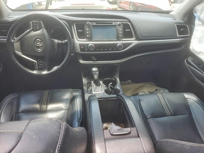 2017 TOYOTA HIGHLANDER SE 8